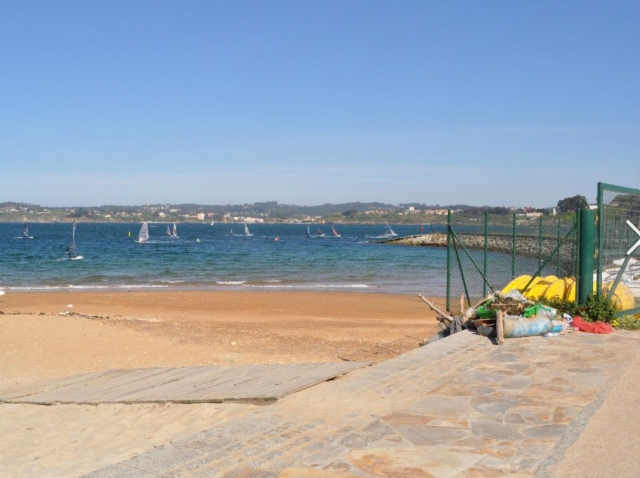 La playa frente al centro